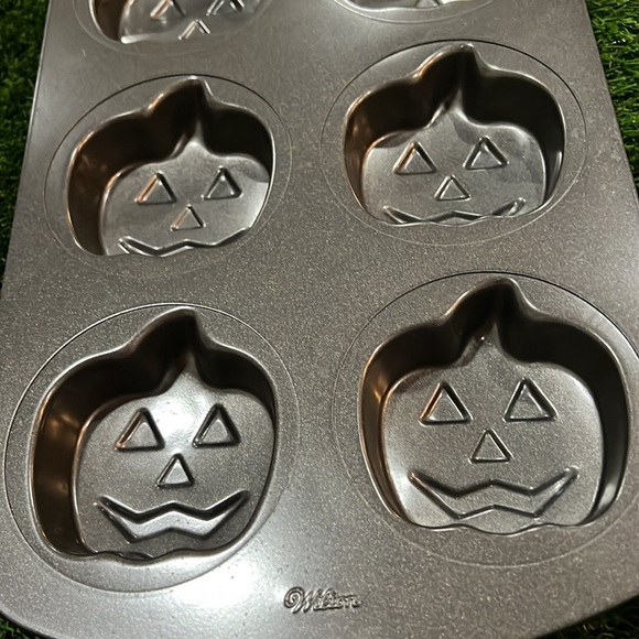 Wilton 6 count Halloween - Pumpkin - Muffin Or Mini Cake Pan - Picture 2 of 5